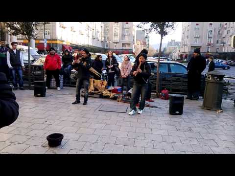 უცხოელი მუსიკოსები მარჯანიშვილის მეტროსთან