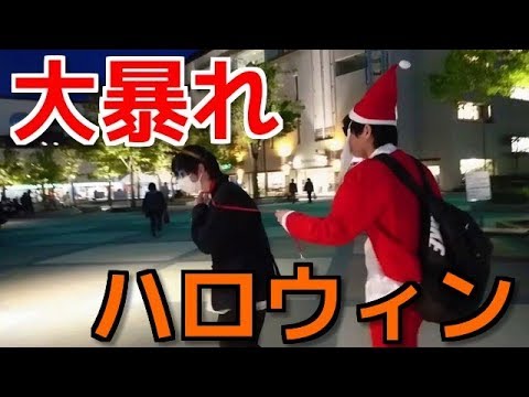 [Shocking] A man dressed as Santa appears on Halloween