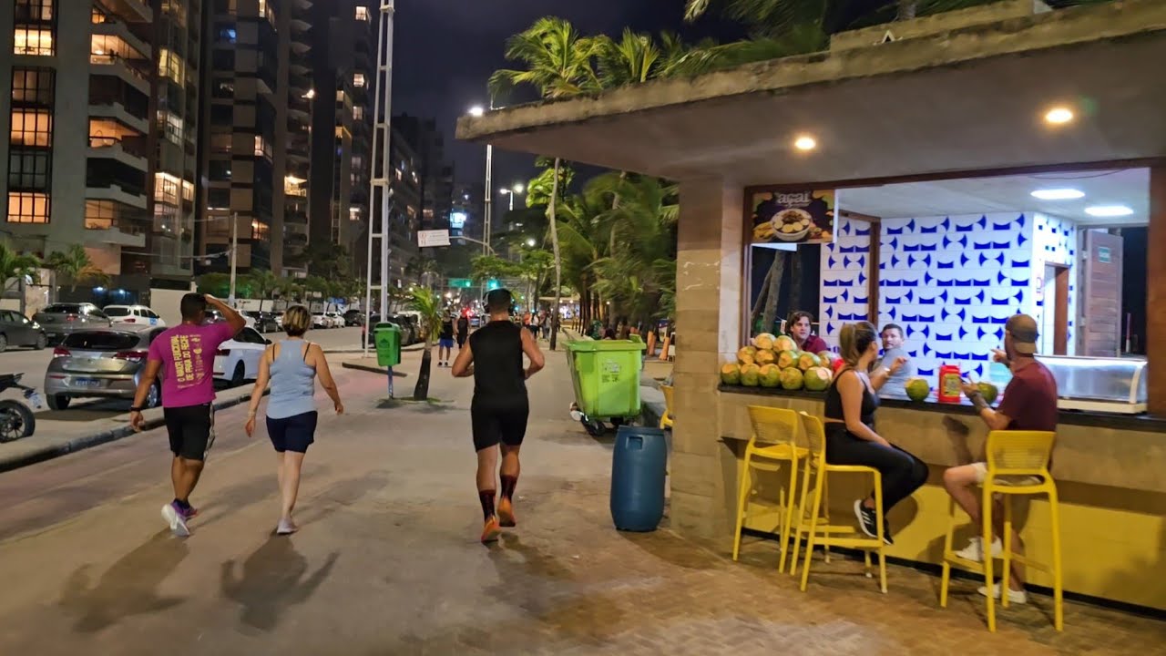 Recife A noite no Calçadão de boa viagem Pernambuco