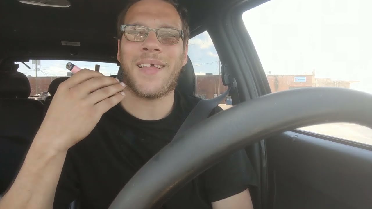 Breeze Smoke Plus (STRAWBERRY AND CREAM) Disposable Vape