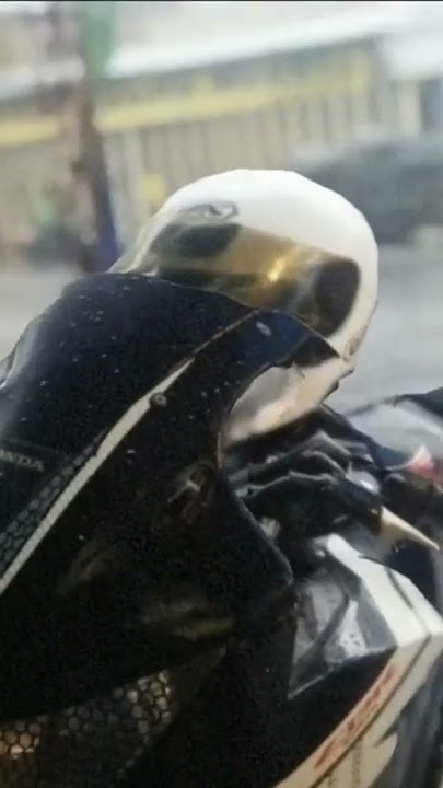 Ridingnya di guyur hujan