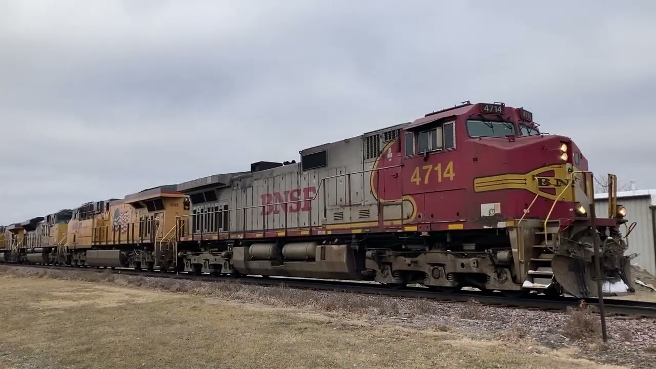 Chasing BNSF 4714 from Cambridge to Enterprise IA on the Spine Line
