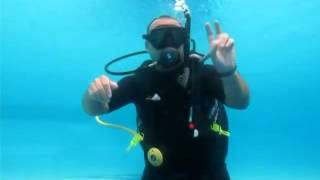 Regulator Clearing 2 methods's scuba diving skill demonstration by PADI CD Alain Barrat