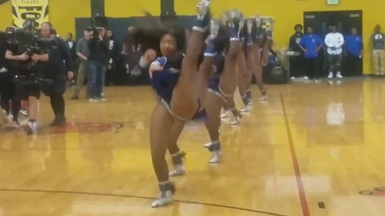 Dancing Dolls vs. Cowborettes: Stands In Stands