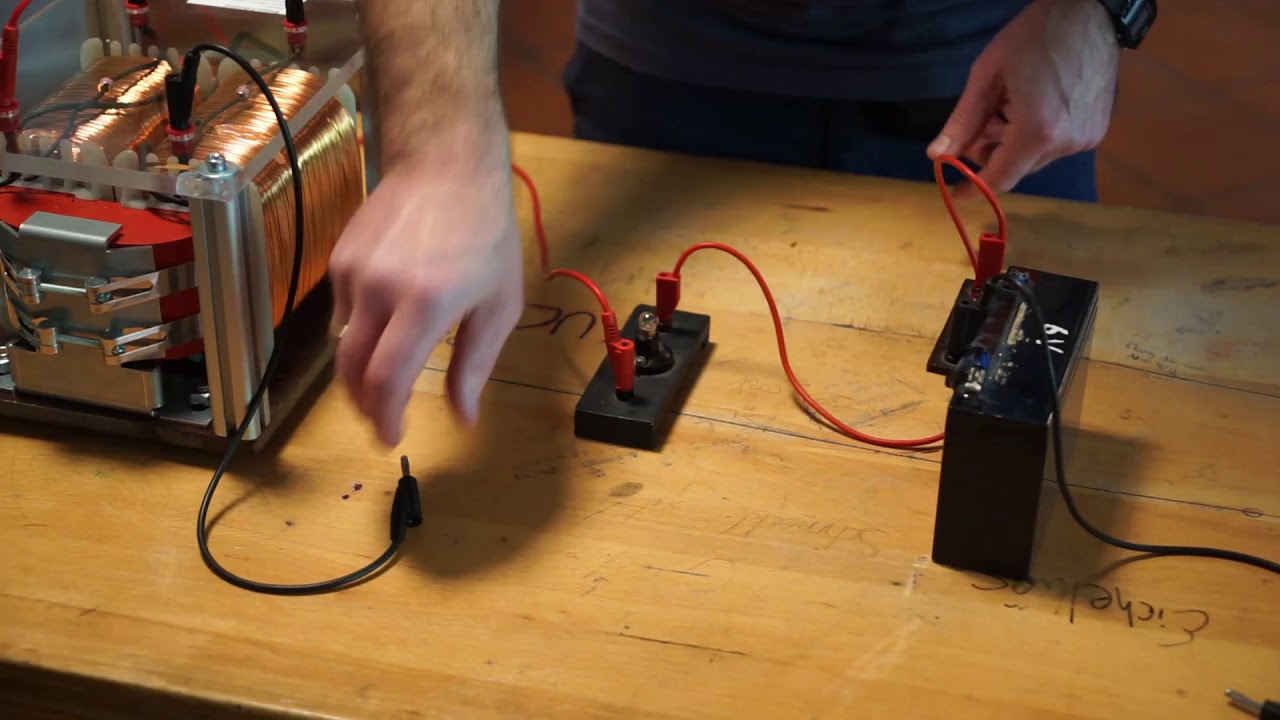 Spule mit hoher Induktivität und Lampe in einem Stromkreis