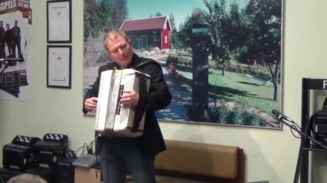 Pierre Eriksson spelar Disciplinmarch, World Accordion Day på Karlssons Musik i Fjärås