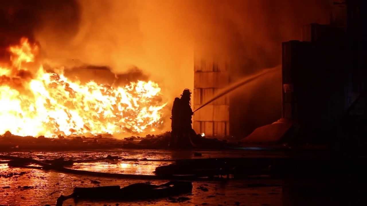 Flammeninferno in  Recyclingbetrieb / Großbrand  -- Remseck