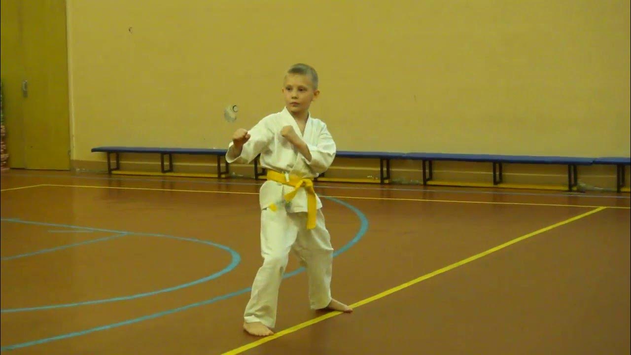 Кихон на жёлтый пояс. 7кю каратэ киокусинкай. Экзамен на пояс по каратэ. Кю тест каратэ киокушинкай пояса. Хайкарат.