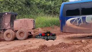 Ônibus sendo puxado por máquina pesada #maquinaspesadas #ônibus #bus #carros #caminhões