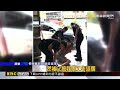 獨家》出庭後情緒失控 男子持拒馬砸屏檢大門@newsebc