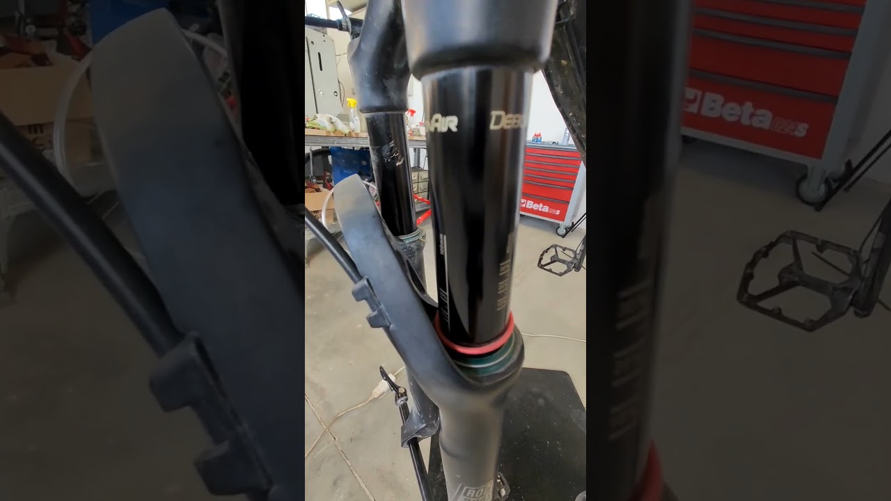 Pulire gli steli della forcella MTB prima di ogni uscita 