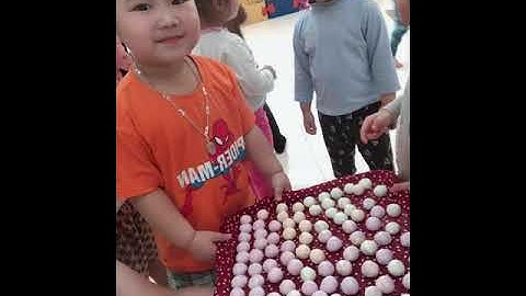 Hoạt động nặn bánh trôi Tết Hàn Thực của các bé trường mầm  non Hòa Phú