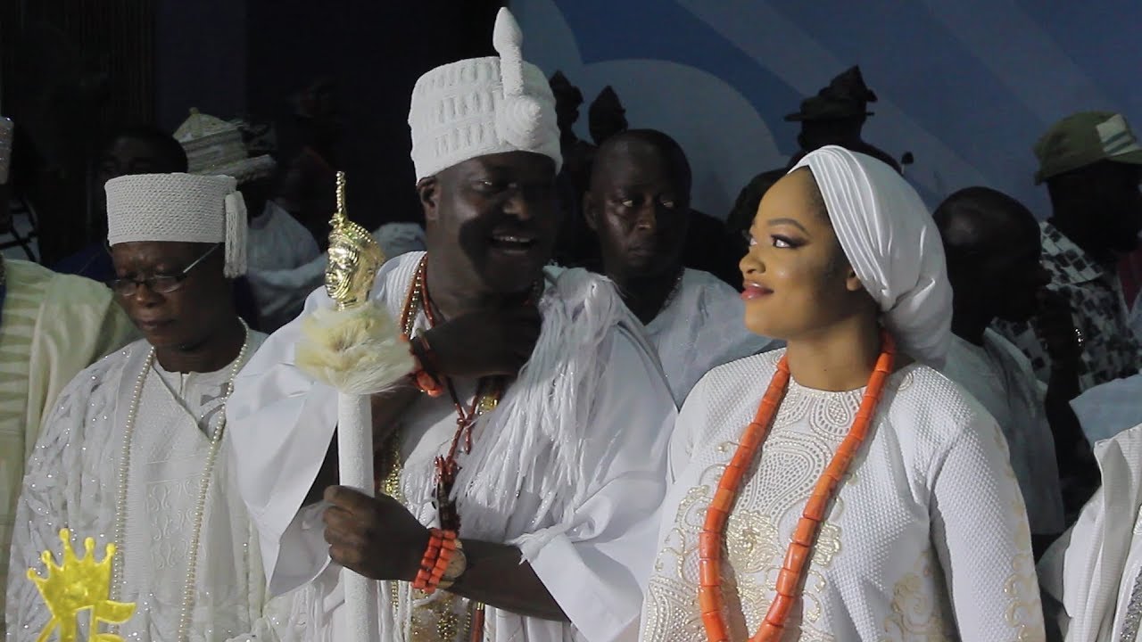 QUEEN NAOMI SMILES, CUDDLES UP TO OONI, AS HE SINGS BIRTHDAY SONG@45