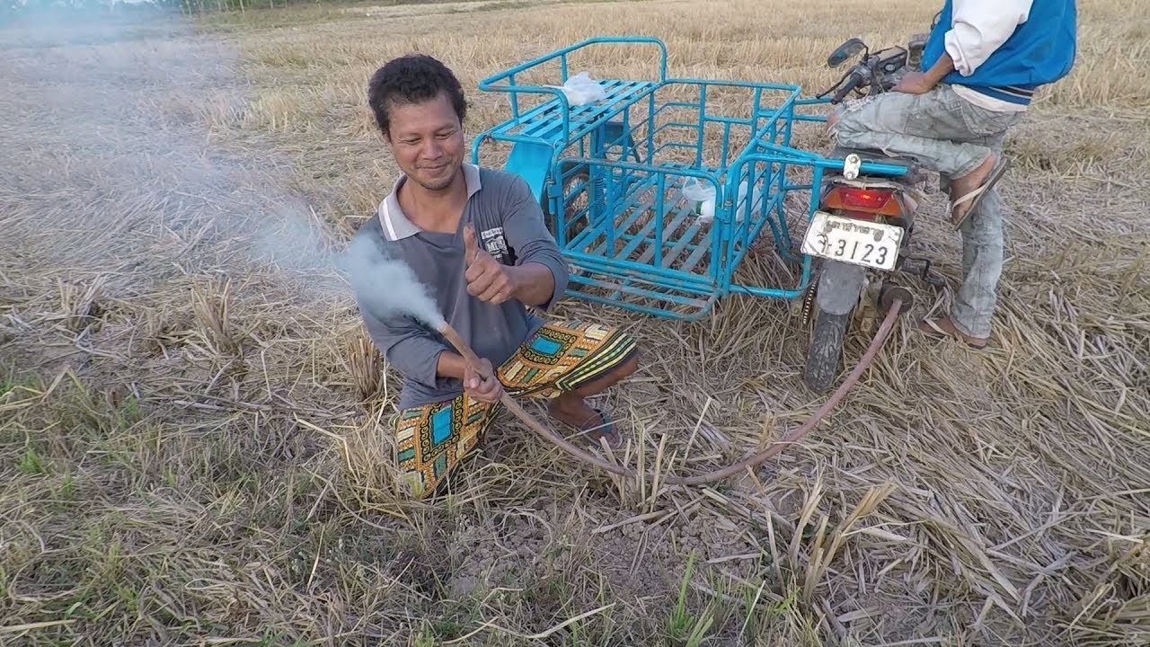 สุดยอดวิธีล่าหนูพุก( รมควันหนู ด้วยท่อไอเสียรถ )แบบนี้ก็มีด้วย