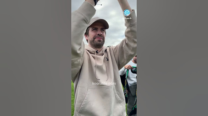 جيرارد بيكي رفقة إلياس المالكي يلقي الحية على الجماهير العبدية التي جاءت لمساندة فريق الدفاع الجديدي