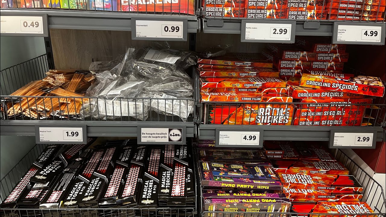 Vuurwerk van de Lidl testen.