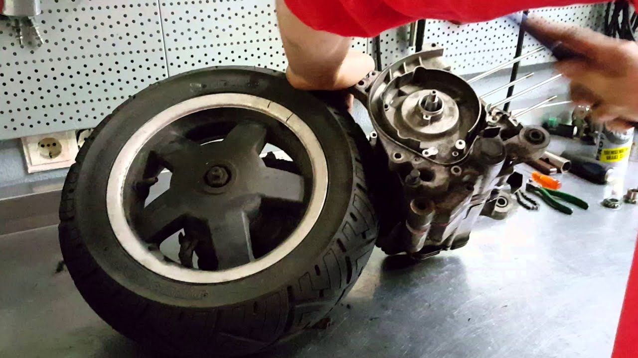 12 Tweewielersnoord : Piaggio Vespa Sport - Motorblok revisie - YouTube