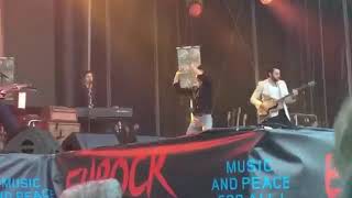 alex turner being extremely dramatic onstage for 4 minutes