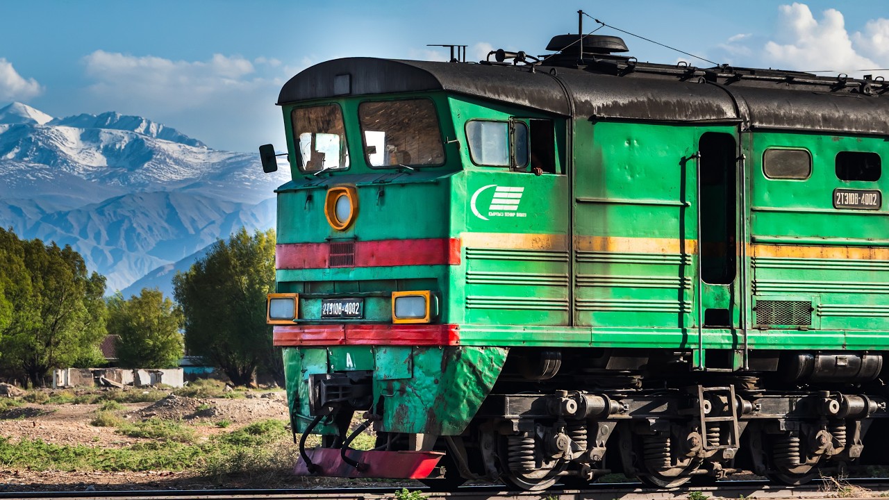 Diesel locomotive 2TE10V-4002/4672 maneuvers at the Rybachye railway station.