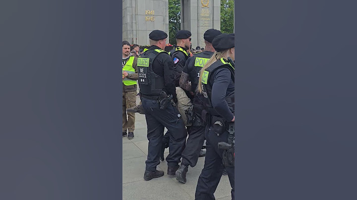 Berliner Polizei leistet Tragehilfe - #Weichreite kann wohl nicht mehr selber laufen!"#Berlin