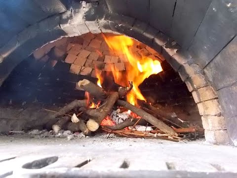 Ψήσιμο σε ξυλόφουρνο - από το άναμμα έως το ψήσιμο