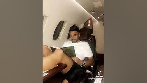 رياض محرز يقرأ القرآن الكريم في طائرة
