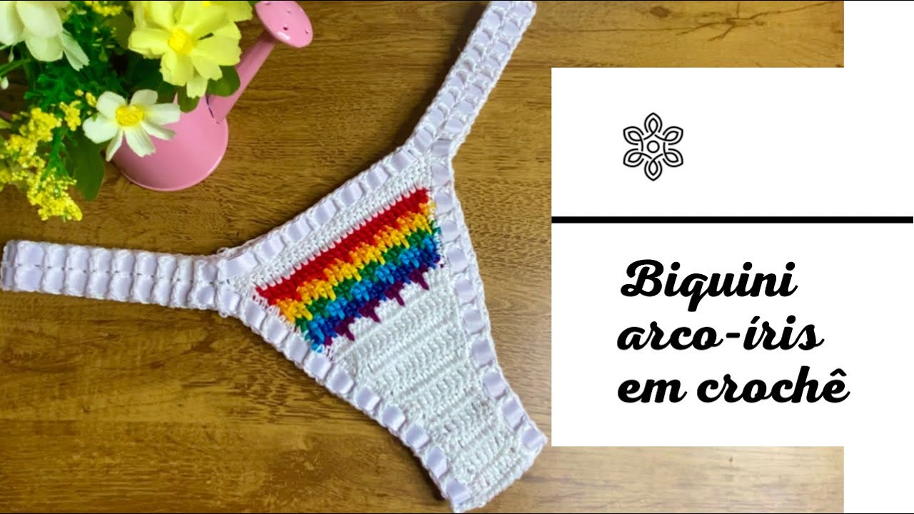 Biquíni arco-íris em crochê (tanga)