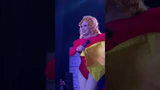 🔮 Jinkx with Colombia&#39;s flag after the show