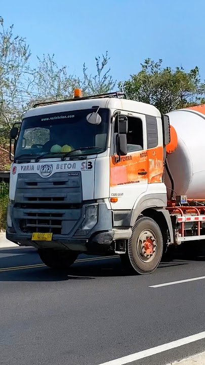 TRUK UD QUESTER TRONTON BESAR MIXER MOLEN BETON COR MUATAN PENUH #shorts #trending #subscribe