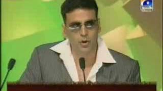 Akshay Kumar refuses to take the award and gives it to Aamir Khan