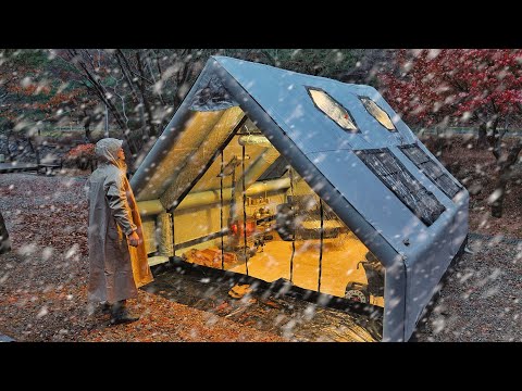 کمپینگ زمستانی در برف با اجاق هیزمی در چادر بادی