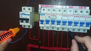 تركيب القواطع الكهربائية على اللوحة الكهربائية Installation de disjoncteurs électriques