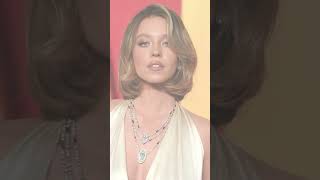 Famous Sydney Sweeney wore Angelina Jolie's 2004 Oscar dress to the Vanity Fair party. Profile