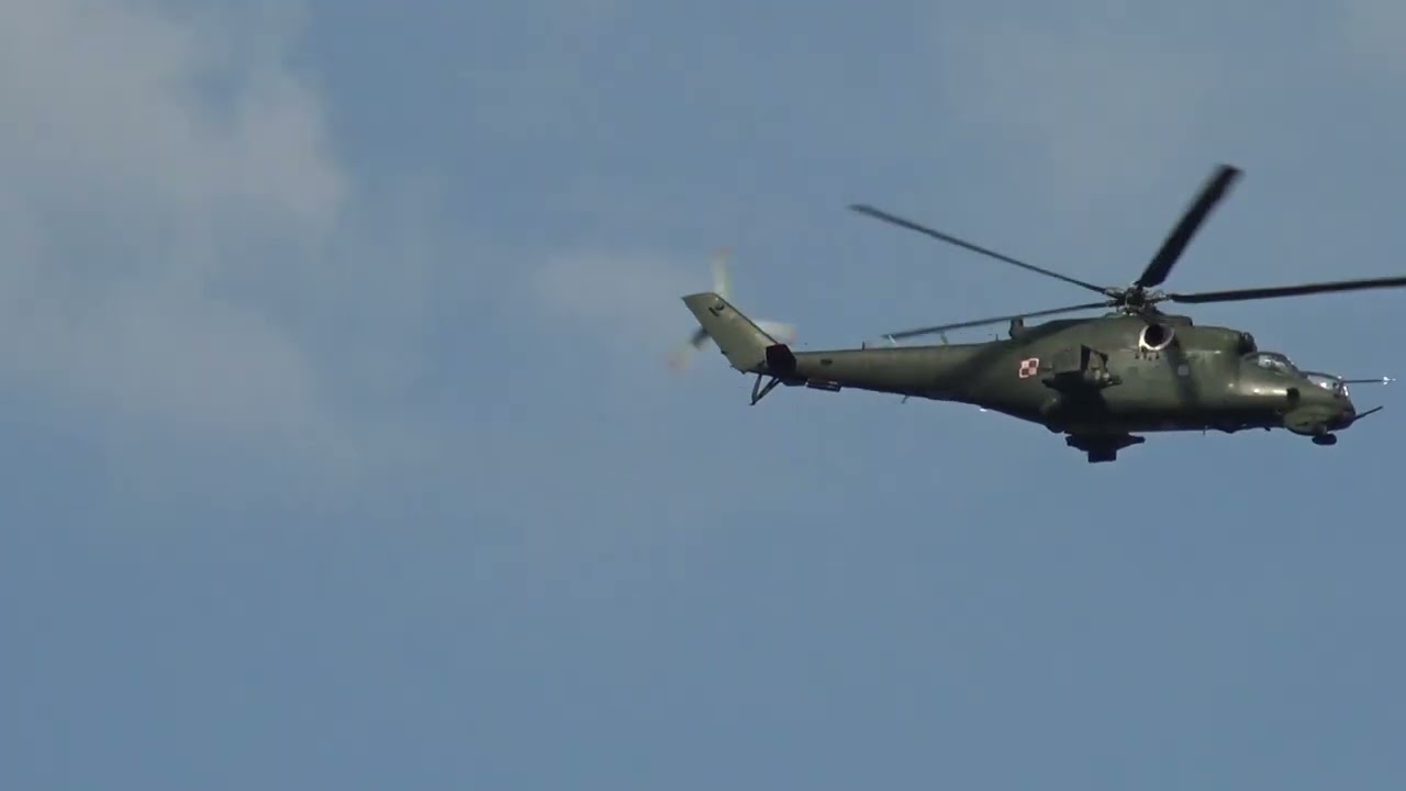 Defilada żołnierzy, sprzętu wojskowego i samolotów podczas obchodów Święta Wojska Polskiego 2024.