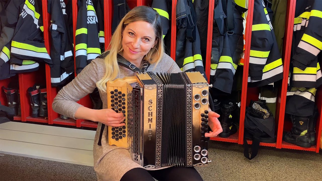 Die lustige CLAUDIA spielt die FEUERWEHR POLKA auf ihrer Steirischen Harmonika!
