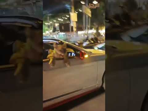 في مشهد غير مألوف على الإطلاق أسد يتنقل مسترخيا في سيارة بنتلي فاخرة بمنتجع باتايا التايلاندي