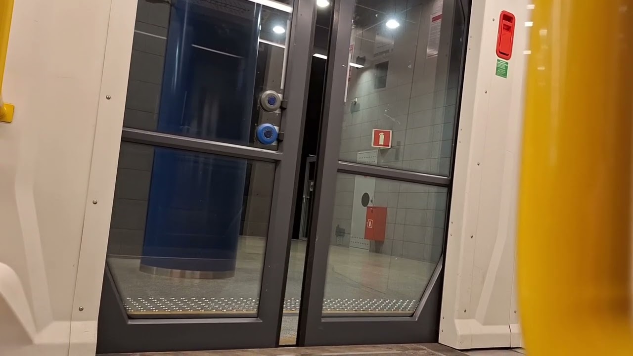 Przejazd Metrem Siemens Inspiro w Warszawie. Linia M1.