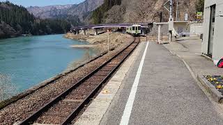 JR只見線早戸駅にて鉄道到着。