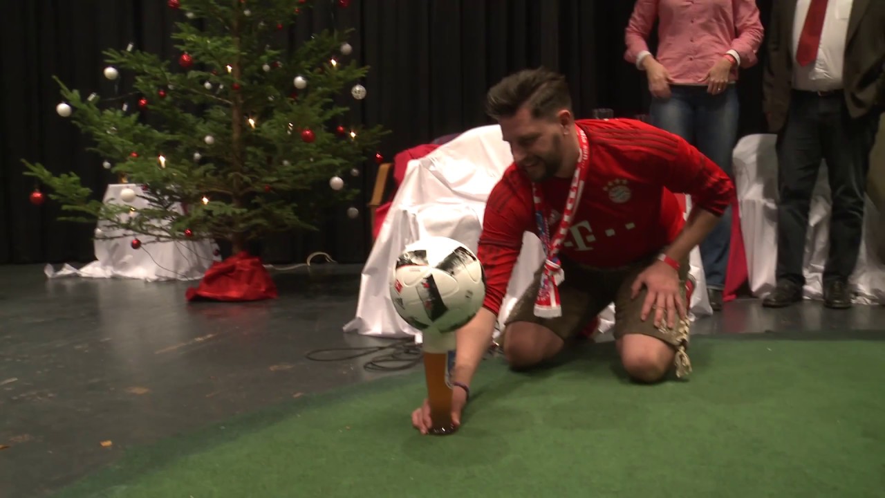 Wahnsinn: Torwand-Treffer von Uli Hoeneß - Ball liegt auf Bierglas - FC Bayern Fanclub-Besuch 2016