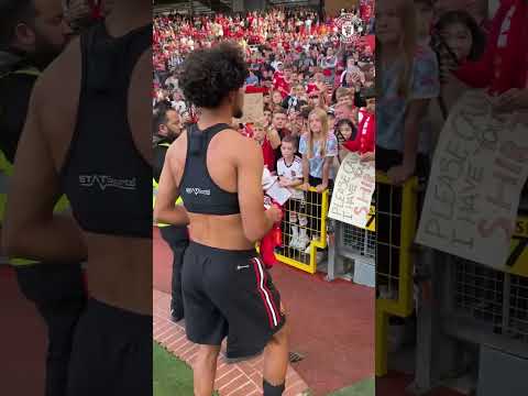 زيدان قبال يعقي فانيلته الى الجمهور