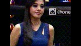Download lagu Putri viola cantik dgn gaun biru