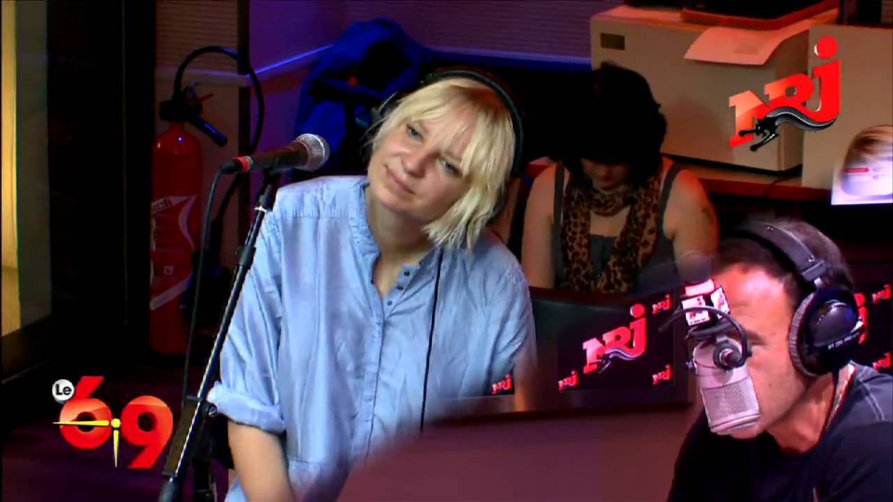 Sia réalise une danse dégueue avec Mustapha El Atrassi + short live Clap your hands - Le 6/9 NRJ