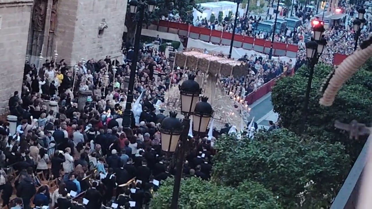 VIRGEN DE LA SALUD (HERMANDAD SAN GONZALO) ENTRANDO EN LA CATEDRAL. LUNES SANTO DE 2025 EN SEVILLA