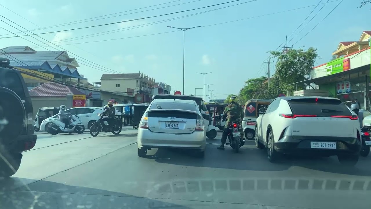 View of the road leading to Wat Chamkar Pring