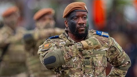 Niet het mandaat van Alassane Ouattara Het leger huurt een scène, bericht van Sergent Antoine 