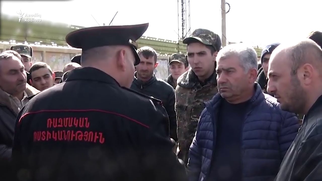 Erməni valideynlər yolu kəsib, Qarabağa əsgər göndəriməsinin qarşısını alırlar - YouTube