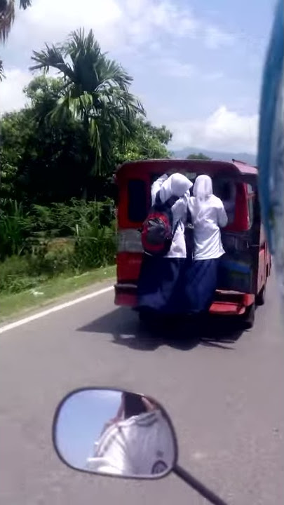 Cewek ABG bergantungan di Angkot pulang sekolah