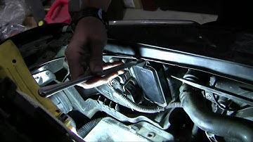 Replace left front turn signal bulb, 2001 Jetta