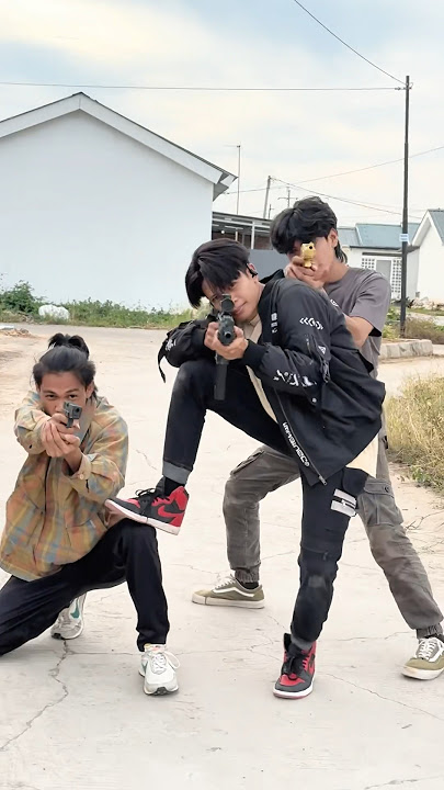 Hanya Orang Parkour Yang Bisa Menembak Sambil Salto