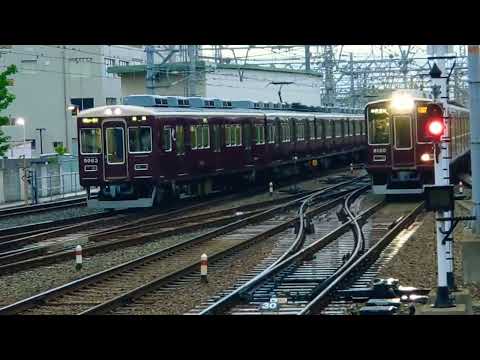 阪急8000系8020F[通勤急行]神戸三宮行き到着+5000系5012F[各停]宝塚行き出庫通過@西宮北口駅